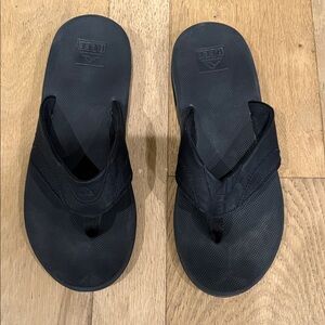 Reef Men’s Classic All Black Fanning Sandals Flip Flops with bottle opener